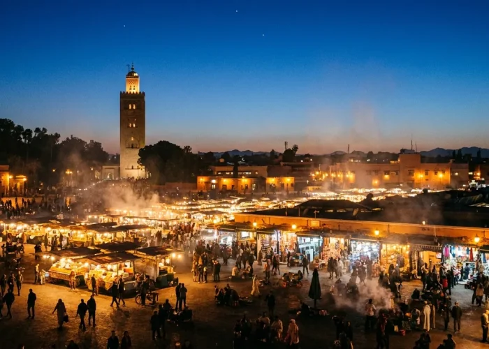 Plaza Jemaa el-Fna de Marrakech a la hora azul con la Koutoubia al fondo, Patrimonio Inmaterial UNESCO