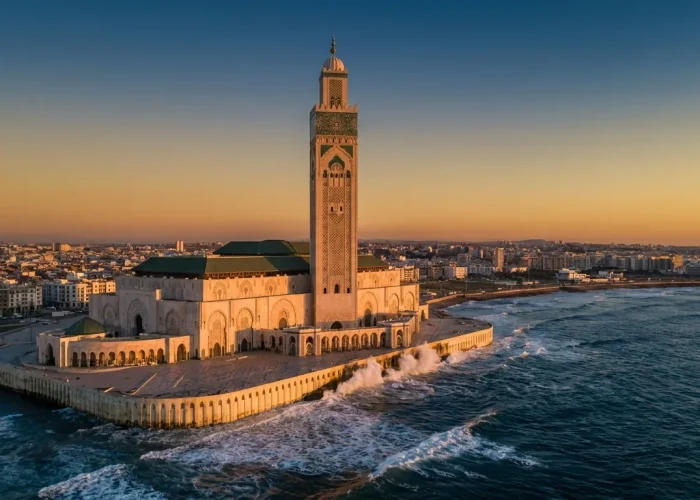 Mezquita Hassan II de Casablanca al atardecer con su minarete de 210 metros sobre el Atlántico