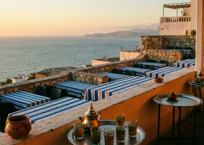 Vista del Estrecho de Gibraltar desde el café Hafa de Tánger al atardecer